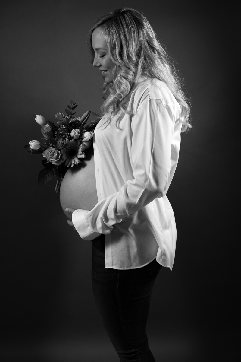 Schwangere Frau mit Blumen