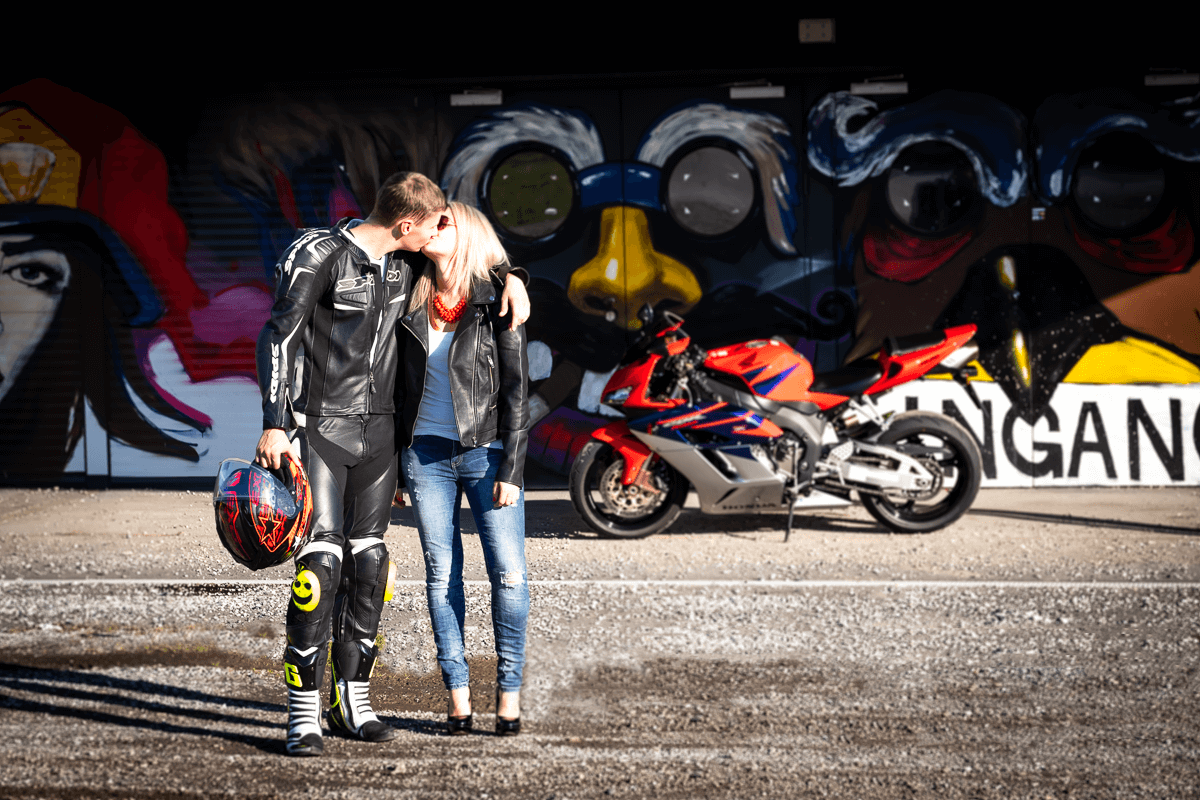 Motorradfahrer küsst seine Freundin