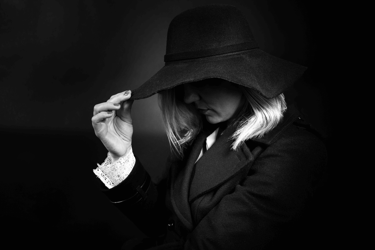 Frau mit Hut in schwarz weiß