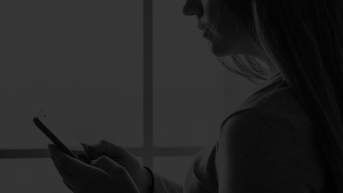 Kontakt | APST Photo & Filmmaker Frau mit Handy